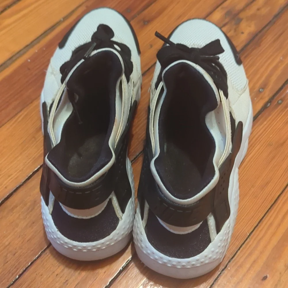 Nike Air Huarche Run Size 6Y Black and White Athletic Sneakers - Picture 2 of 3